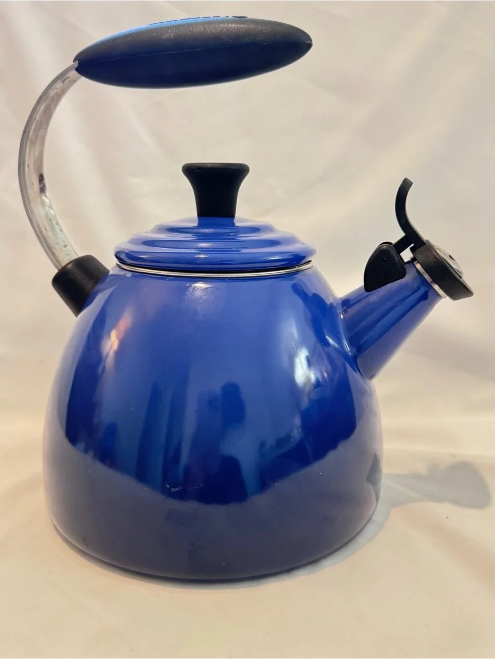 Le Creuset 1.6 Qt Whistling Halo Enamel on Steel Tea Kettle/Pot Blue